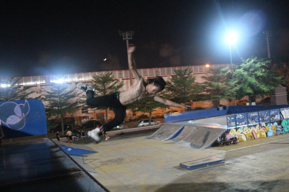night skatepark, big air